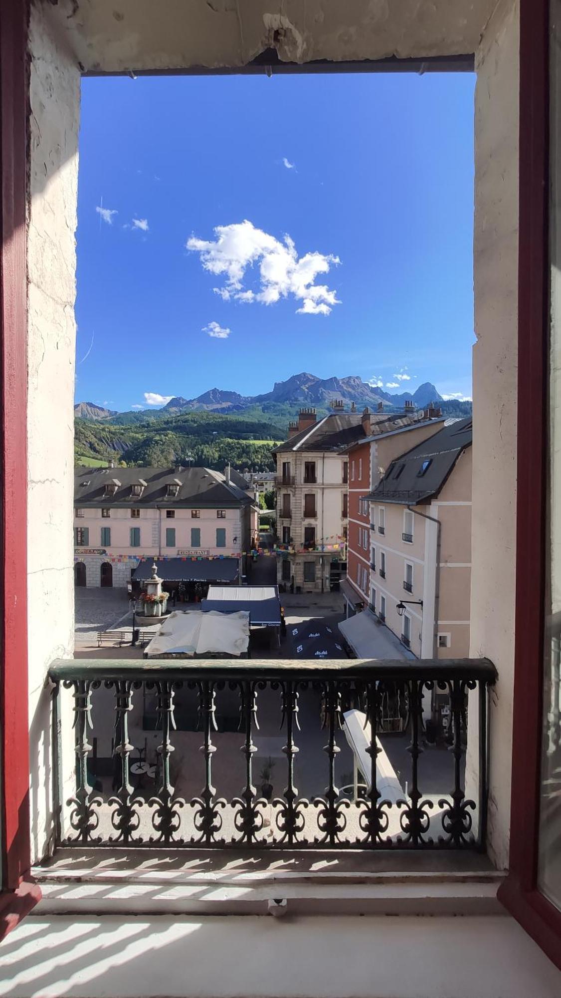 Evasion Authentique - Centre Ville - Jeux De Societe Barcelonnette Exterior foto